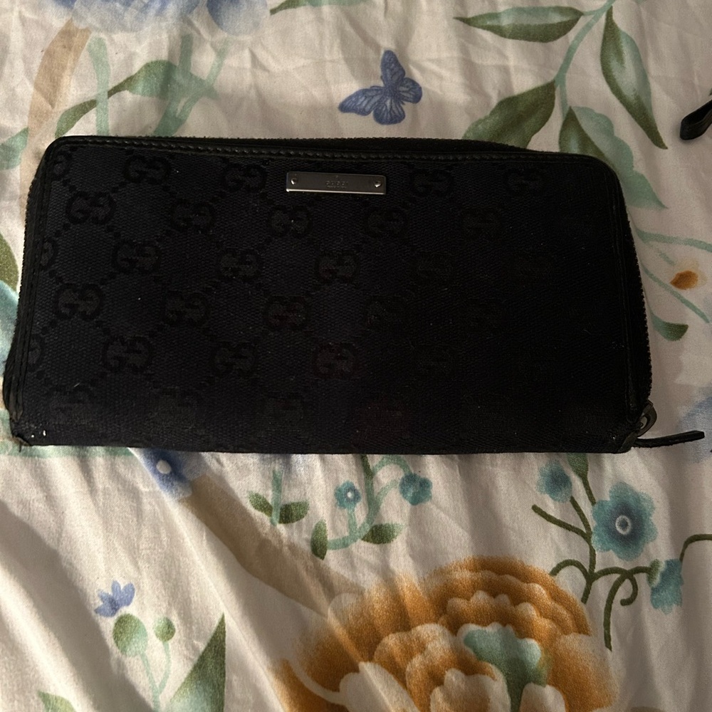 Authentic Gucci signature black zip around wallet